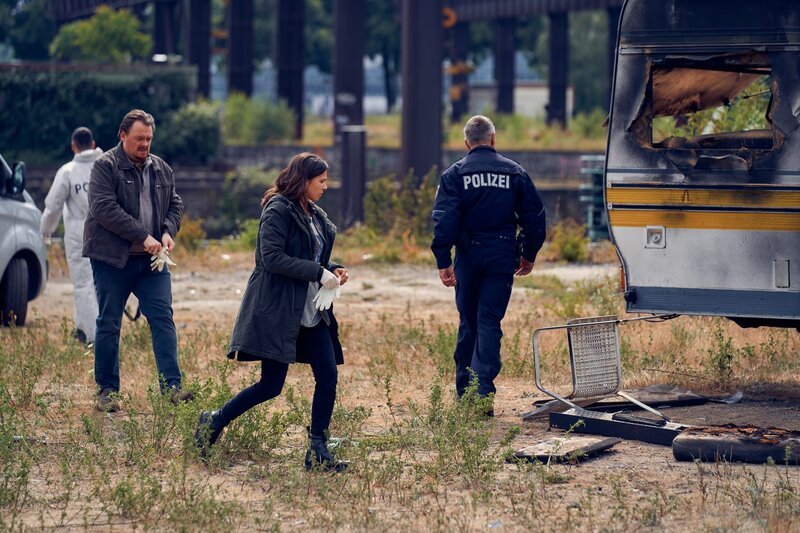 Alex (Aylin Tezel, M.) und Rensmann (Sascha Nathan, l.) nehmen die Ermittlungen im Fall Krusowitz auf. – Bild: ZDF und Frank Dicks.