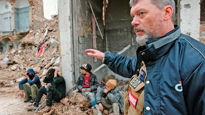 John Smith, Teamleiter UN-Antiminenservice. – Bild: ZDF und SWR /Rupert Russel. John Smith, Teamleiter UN-Antiminenservice. – Bild: ZDF und SWR /Rupert Russel.