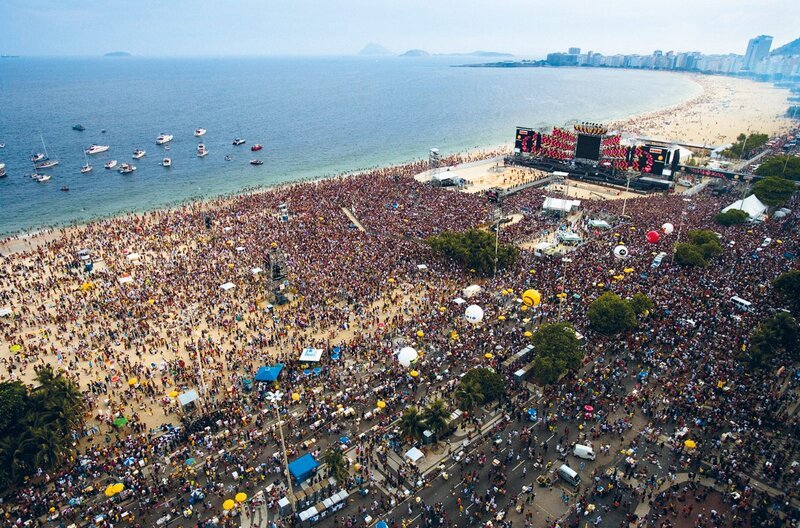 Es ist eines der größten Gratiskonzerte der Musikgeschichte: Am 18. Februar 2006 gaben die Rolling Stones am Copacabana Beach in Rio de Janeiro vor 1,5 Millionen Menschen ein riesiges Konzert. – Bild: ARTE /​ © Nick Nichols /​ © Nick Nichols