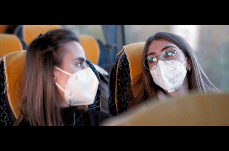 Zwei Krankenschwestern auf dem Weg zu einem neuen Auswahlverfahren. Dies bedeutet vor allem eines: Sie müssen bereit sein, in andere Städte zu ziehen und ihre Bindungen, Gewohnheiten und Wurzeln aufzugeben. – Bild: NDR /​ © Altara Films /​ © Altara Films