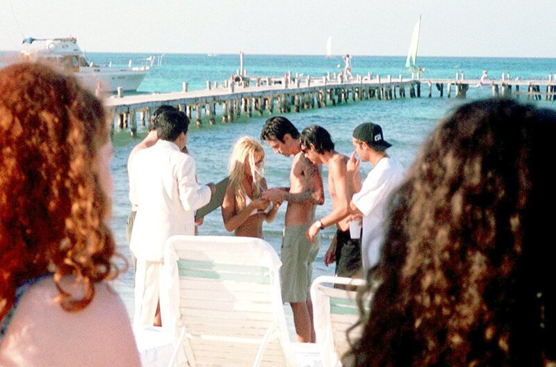 Pamela Anderson und Tommy Lee bei ihrer Hochzeit im Jahr 1995 am Strand von Cancún – Bild: ARTE /​ © Getty Images/​Hulton Archive /​ © Getty Images/​Hulton Archive