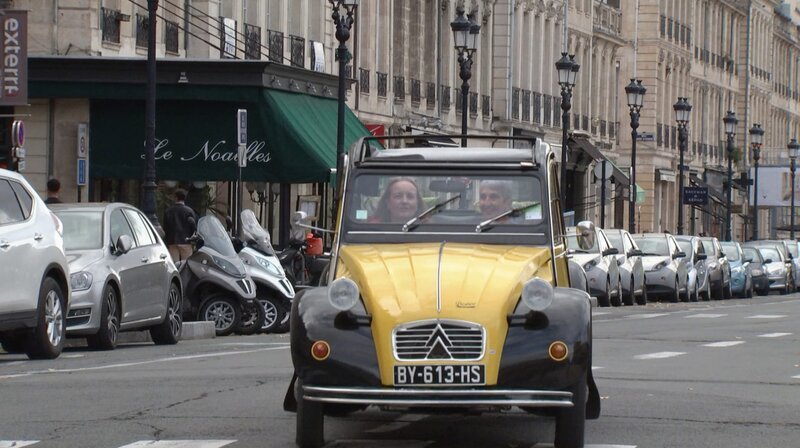 Tour durch Bordeaux im französischen Kultauto 2CV. – Bild: BR/​HR