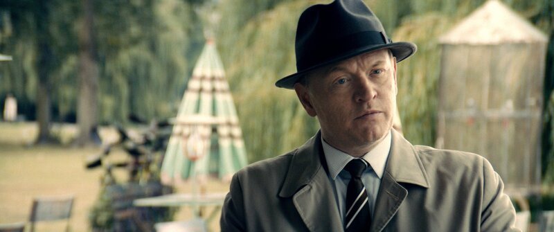 Der CIA-Boss Adrian Sanders (Jared Harris) verdonnert seinen besten Agenten dazu, mit dem besten Agenten des eigentlichen Feindes, einem KGB-Agenten, zusammenzuarbeiten. Denn beide Supermächte wollen um jeden Preisverhindern, dass eine Verbrecherorganisation mit Verbindung zu untergetauchten Nazis eine Atombombe baut. Doch wie lange hält das Bündnis? – Bild: Puls 4 Der CIA-Boss Adrian Sanders (Jared Harris) verdonnert seinen besten Agenten dazu, mit dem besten Agenten des eigentlichen Feindes, einem KGB-Agenten, zusammenzuarbeiten. Denn beide Supermächte wollen um jeden Preisverhindern, dass eine Verbrecherorganisation mit Verbindung zu untergetauchten Nazis eine Atombombe baut. Doch wie lange hält das Bündnis? – Bild: Puls 4