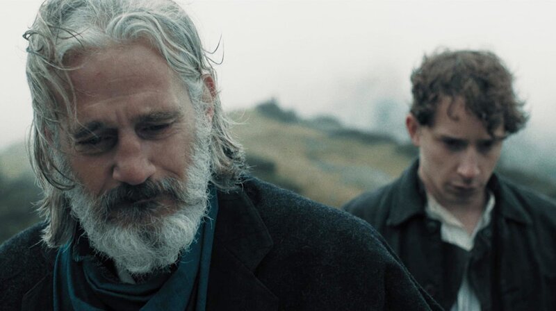 Der Vater Simeon (Tony de Maeyer, li.) und der Bruder Jonah (Jonathan Berlin) trauern um Aaron. – Bild: BR, SWR, Zum Goldenen Lamm Filmproduktion / BR/SWR/Zum Goldenen Lamm Filmproduktion Der Vater Simeon (Tony de Maeyer, li.) und der Bruder Jonah (Jonathan Berlin) trauern um Aaron. – Bild: BR, SWR, Zum Goldenen Lamm Filmproduktion / BR/SWR/Zum Goldenen Lamm Filmproduktion