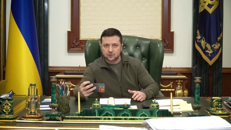 Während des Krieges gegen Russland hält der ukrainische Präsident Wolodymir Selenskyj jeden Tag eine Ansprache an sein Volk. Er informiert über die Ereignisse, berichtet über Maßnahmen der Regierung und motiviert die Menschen zum Widerstand. – Bild: ZDF und @Bangumi./@Bangumi Während des Krieges gegen Russland hält der ukrainische Präsident Wolodymir Selenskyj jeden Tag eine Ansprache an sein Volk. Er informiert über die Ereignisse, berichtet über Maßnahmen der Regierung und motiviert die Menschen zum Widerstand. – Bild: ZDF und @Bangumi./@Bangumi