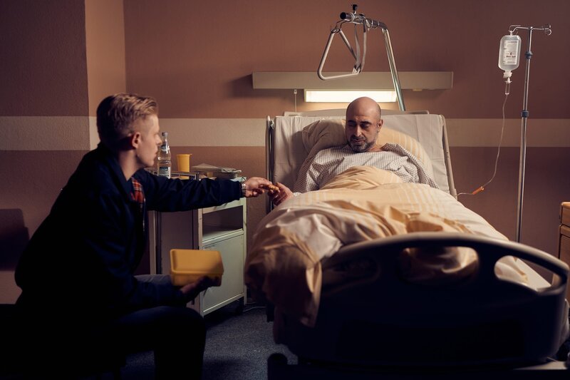 Nowak (Özgür Karadeniz, r.) erhält plötzlich neue Informationen, die alles in einem anderen Licht erscheinen lassen. Er entlässt sich selbst aus dem Krankenhaus, um Alex zu suchen und ihr zu helfen. – Bild: ZDF und Frank Dicks.