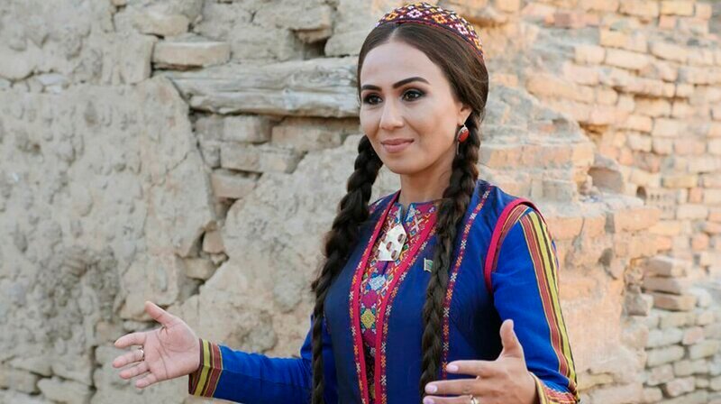 Turkmenische Muslima tragen selbstbewusst die Landestracht, aber keinen Gesichtsschleier. – Bild: phoenix/​ZDF/​​Riccardo Giese