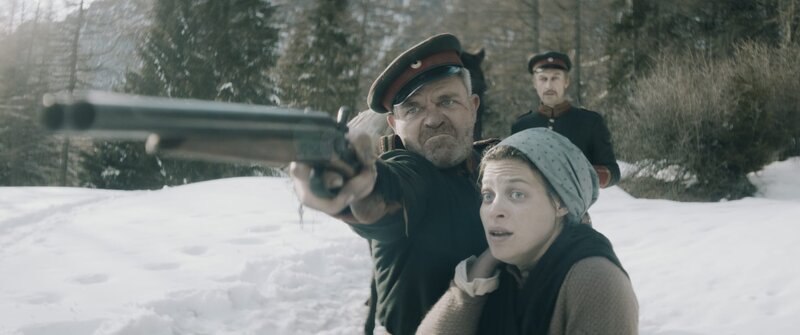 Georg (Cornelius Obonya) nimmt Josephine (Giulia Goldammer) in Gewahrsam. – Bild: Lukas Nicolaus / BR, Glitzer Film / BR/Glitzer Film/Lukas Nicolaus Georg (Cornelius Obonya) nimmt Josephine (Giulia Goldammer) in Gewahrsam. – Bild: Lukas Nicolaus / BR, Glitzer Film / BR/Glitzer Film/Lukas Nicolaus