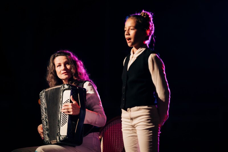 Thérèse (Sabine Vitual, l.) und ihre Enkelin Lea (Paula Siebert, r.) geben alles bei dem Gesangswettbewerb in Talon. – Bild: ZDF und Clément Puig./​Clément Puig