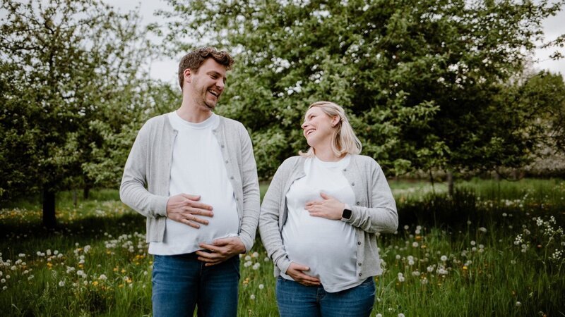 Ralf und Kati sind schwanger. Die Verwendung des sendungsbezogenen Materials ist nur mit dem Hinweis und Verlinkung auf RTL+ gestattet. – Bild: RTL /​ Ralf, die Hebamme – Ich bringe ein Kind zur Welt!