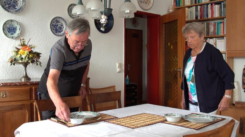 Gisela wird bald 87 Jahre alt und empfindet das Zusammensein mit ihrem Partner Georg immer mehr als Last. Die Beziehung hat sich verändert. Nach 37 Jahren trennt sie sich. Für den 83-jährigen kommt das überraschend. Es gibt Redebedarf. – Bild: ZDF und SWR/WDR/Chris Valentien. Gisela wird bald 87 Jahre alt und empfindet das Zusammensein mit ihrem Partner Georg immer mehr als Last. Die Beziehung hat sich verändert. Nach 37 Jahren trennt sie sich. Für den 83-jährigen kommt das überraschend. Es gibt Redebedarf. – Bild: ZDF und SWR/WDR/Chris Valentien.