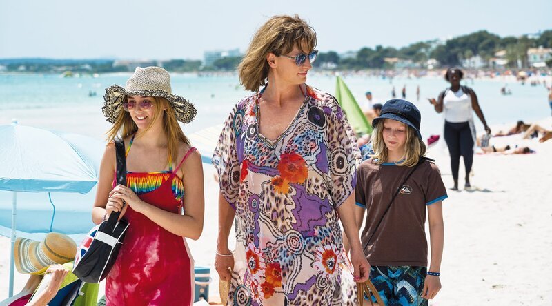 Thomas (Mikkel Boe Følsgaard) ist nach seinem Outing als Agnete richtig in Ferienstimmung.; Die elfjährige Emma (Kaya Toft Loholt, rechts) und ihre Schwester Caroline (Rigmor Ranthe, links) verbringen ihre Ferien mit ihrem Vater (Mikkel Boe Følsgaard), der von nun an als Transfrau mit ihnen lebt. – Bild: BR/Salzgeber & Co. Medien GmbH/Jonas Jacob Svensson/Jonas Jacob Svensson Thomas (Mikkel Boe Følsgaard) ist nach seinem Outing als Agnete richtig in Ferienstimmung.; Die elfjährige Emma (Kaya Toft Loholt, rechts) und ihre Schwester Caroline (Rigmor Ranthe, links) verbringen ihre Ferien mit ihrem Vater (Mikkel Boe Følsgaard), der von nun an als Transfrau mit ihnen lebt. – Bild: BR/Salzgeber & Co. Medien GmbH/Jonas Jacob Svensson/Jonas Jacob Svensson