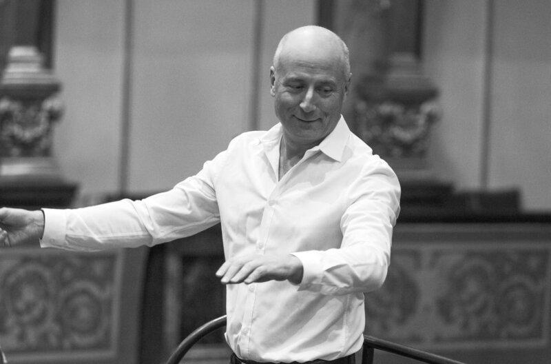 Das Faszinierende an diesen Stücken ist, dass es perfekte kleine Edelsteine sind. So schwärmt Dirigent Paavo Järvi, wenn er von den Violinkonzerten Wolfgang Amadeus Mozarts spricht. – Bild: RB /​ © www.juliabaier.de