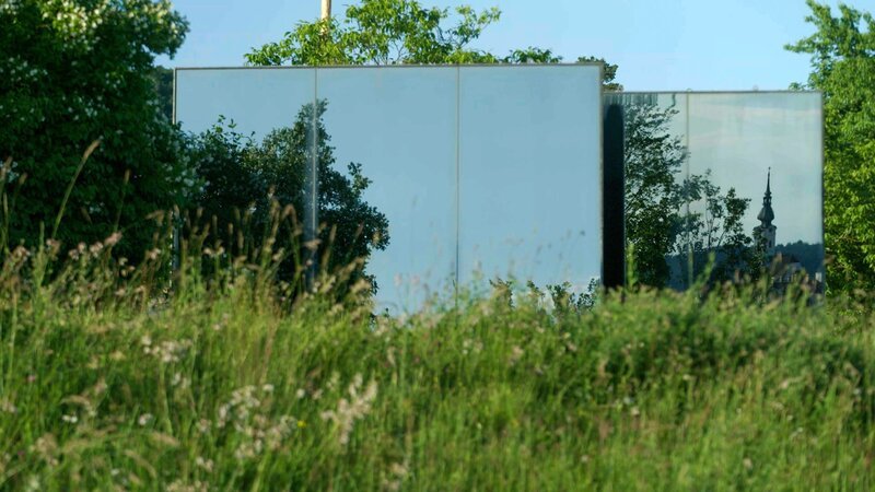 Reflexionen von Herbert Golser: Spiegelwand in Klein Pöchlarn/​NÖ. – Bild: ORF/​RAUMFILM/​Oliver Indra