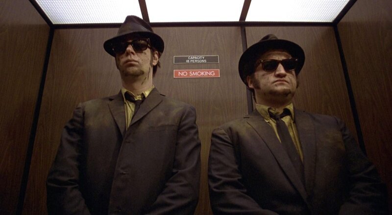 Elwood (Dan Aykroyd, l.) und Jake (John Belushi, r.) – Bild: PLURIMEDIA (Splendor Films / Universal Pictures) Elwood (Dan Aykroyd, l.) und Jake (John Belushi, r.) – Bild: PLURIMEDIA (Splendor Films / Universal Pictures)