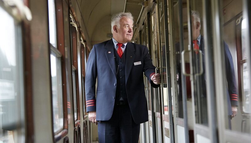 Ulrich Ante, ehemaliger Zugbegleiter DB, schwelgt in Erinnerungen im historischen Personenwagen im Eisenbahnmuseum Bochum. – Bild: WDR/Claus Langer Ulrich Ante, ehemaliger Zugbegleiter DB, schwelgt in Erinnerungen im historischen Personenwagen im Eisenbahnmuseum Bochum. – Bild: WDR/Claus Langer