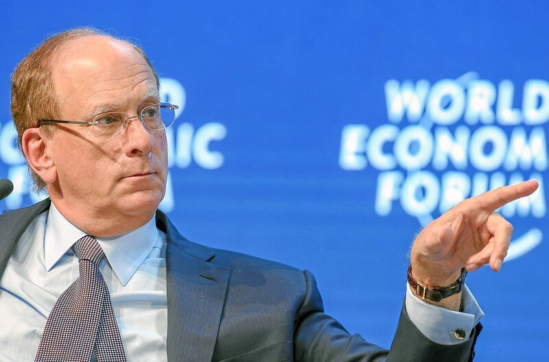 Larry Fink ist Gründer und Vorstandsvorsitzender von BlackRock – als mächtigster Vermögensverwalter der Welt ist er regelmäßig Gast beim Weltwirtschaftsforum in Davos. – Bild: arte Larry Fink ist Gründer und Vorstandsvorsitzender von BlackRock – als mächtigster Vermögensverwalter der Welt ist er regelmäßig Gast beim Weltwirtschaftsforum in Davos. – Bild: arte