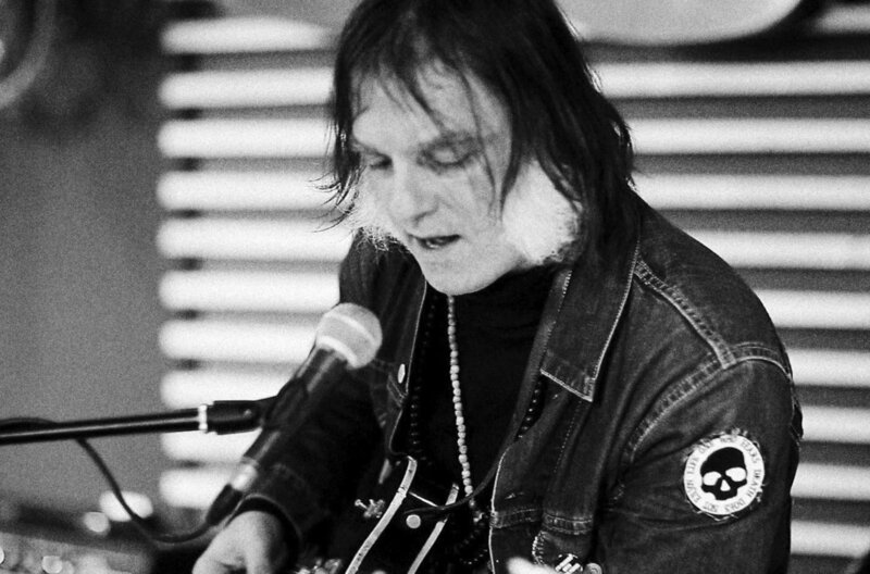 Françoise Hardy - Die Diskrete – Bild: Agat Films /​ Der US-amerikanische Sänger Anton Newcombe