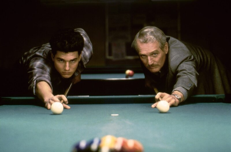 Vincent Lauria (Tom Cruise, li.) und Eddie Felson (Paul Newman, re.) spielen eine Partie und sprechen dabei übers Geschäft. – Bild: arte