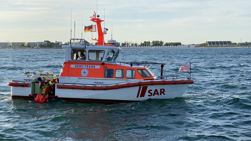 Von der Landratte zum Seenotretter – Bild: NDR/​Firma Joker