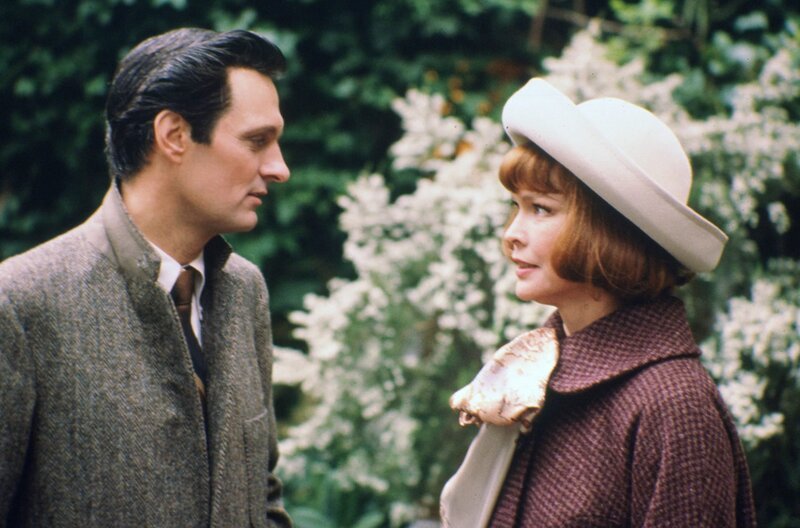 Kann man zwei Menschen gleichzeitig lieben? Doris (Ellen Burstyn) und George (Alan Alda) treffen sich 1951 zufällig in einer Hotelanlage. – Bild: 2022 ARD/​Degeto /​ © 2022 ARD/​Degeto