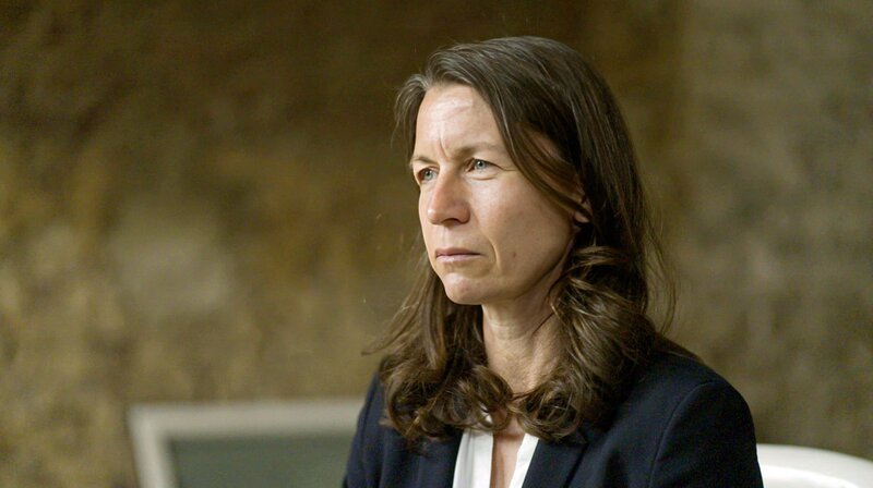 Cornelia Weigand ist zum Zeitpunkt der Flut Verbandsbürgermeisterin in Altenahr. Sie erschrickt, als sie am Nachmittag des 14. Juli die Hochwasserprognose für die Ahr sieht. – Bild: WDR Cornelia Weigand ist zum Zeitpunkt der Flut Verbandsbürgermeisterin in Altenahr. Sie erschrickt, als sie am Nachmittag des 14. Juli die Hochwasserprognose für die Ahr sieht. – Bild: WDR