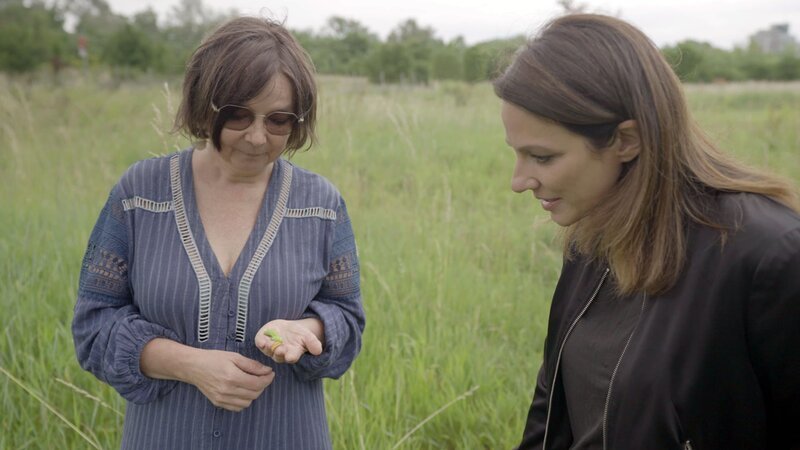 L-R: Marion Jaros zeigt Lisa Gadenstätter die Raupen auf der Schmetterlingswiese im Donaupark. – Bild: ORF/​Neulandfilm