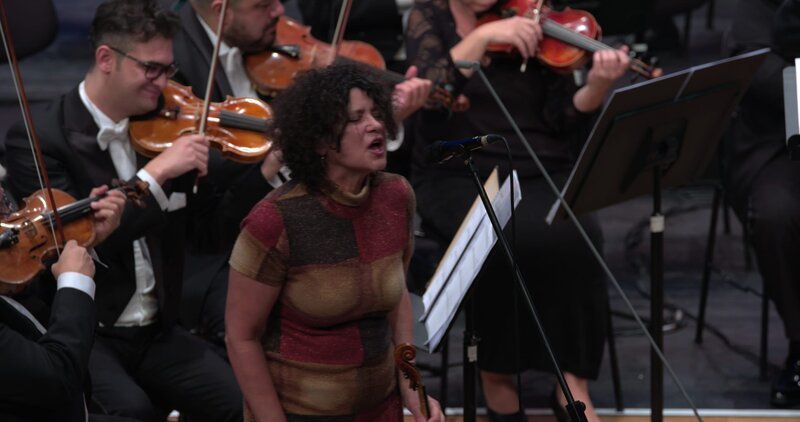 Iva Bittová, Violine & Gesang, bei einem Auftritt mit den „Roma und Sinti Philharmoniker“ in einem Konzert im Rahmen des Morgenlandfestivals im November 2021 in Osnabrück. – Bild: ZDF und Rainer Komers.