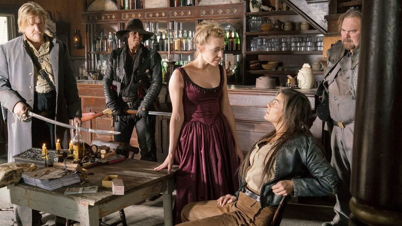 V.l.: Col. Jackson Boomer (Jack Busey), Bull Dog (Nathaniel Arcand), Madame Du Vere (Elizabeth Lavender), Alicia de la Cruz (Elysia Rotaru), Cravens (Peter Skagen) Die Verwendung des sendungsbezogenen Materials ist nur mit dem Hinweis und Verlinkung auf TVNOW gestattet.; V.l.: Col. Jackson Boomer (Jack Busey), Bull Dog (Nathaniel Arcand), Madame Du Vere (Elizabeth Lavender), Alicia de la Cruz (Elysia Rotaru), Cravens (Peter Skagen) Die Verwendung des sendungsbezogenen Materials ist nur mit dem Hinweis und Verlinkung auf TVNOW gestattet. – Bild: TVNOW / © 1440 Productions LLC. V.l.: Col. Jackson Boomer (Jack Busey), Bull Dog (Nathaniel Arcand), Madame Du Vere (Elizabeth Lavender), Alicia de la Cruz (Elysia Rotaru), Cravens (Peter Skagen) Die Verwendung des sendungsbezogenen Materials ist nur mit dem Hinweis und Verlinkung auf TVNOW gestattet.; V.l.: Col. Jackson Boomer (Jack Busey), Bull Dog (Nathaniel Arcand), Madame Du Vere (Elizabeth Lavender), Alicia de la Cruz (Elysia Rotaru), Cravens (Peter Skagen) Die Verwendung des sendungsbezogenen Materials ist nur mit dem Hinweis und Verlinkung auf TVNOW gestattet. – Bild: TVNOW / © 1440 Productions LLC.