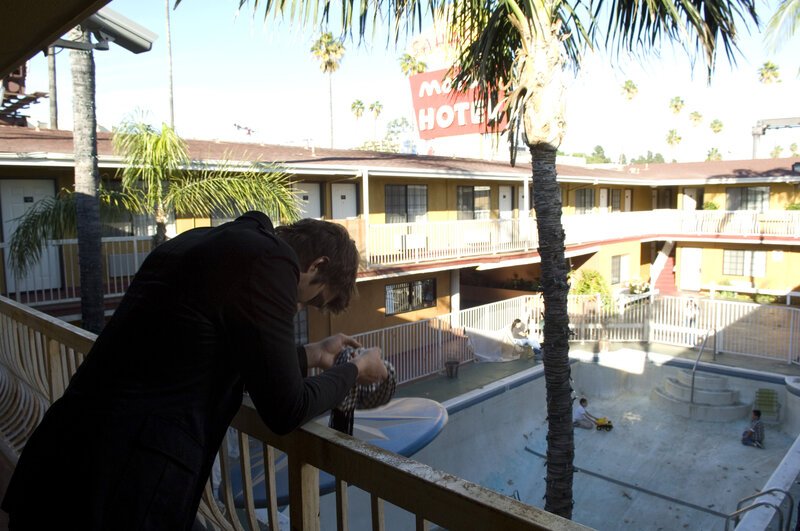 Nach und nach gleitet ihm sein Leben aus den Händen: Nikki (Ashton Kutcher) … – Bild: Puls 8