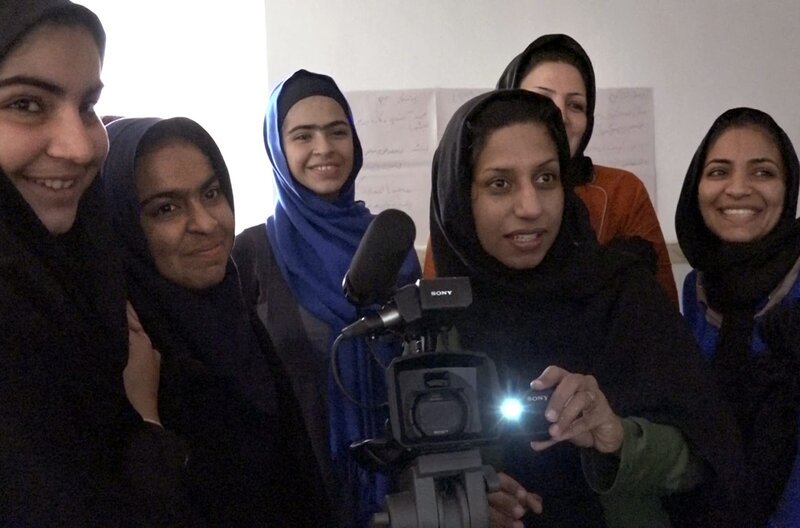 Den Frauen in dem iranischen Dorf Schafie Abad werden mehrere Kameras augehändigt: Sie werden für sie zum Instrument der Emanzipation. – Bild: arte