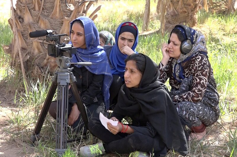 In Schafie Abad, einem Wüstendorf im Iran, nehmen die Frauen des Weberei-Kollektivs Frauen der Sonne an einem Video-Workshop des Regisseurs Hamed Solfaghari teil. – Bild: arte