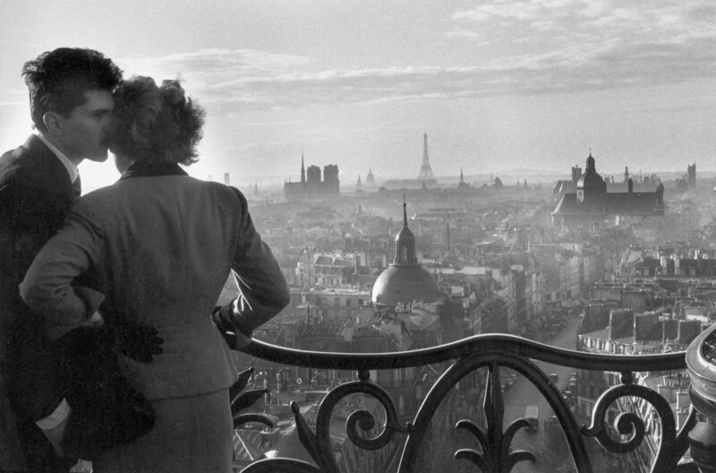 Mit seinen Pariser Alltagsszenen wie „Les amoureux de la Bastille“ erlangte Willy Ronis internationale Anerkennung. – Bild: arte