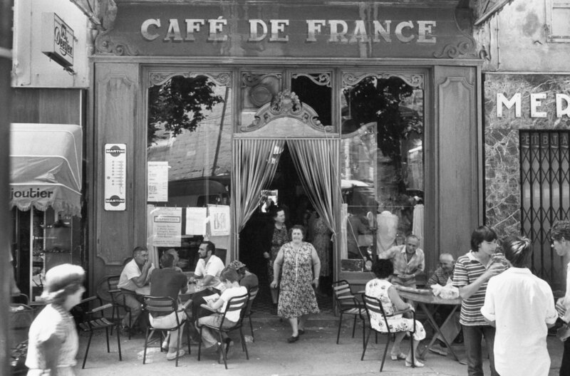 Die Bilder des französischen Fotografen Willy Ronis (1910–2009) erzählen nicht nur vom Pariser Alltag, sondern auch vom Leben in der Provence – wie auf diesem Bild „Le Café de France“, aufgenommen in L’Isle-sur-la-Sorgue. – Bild: arte