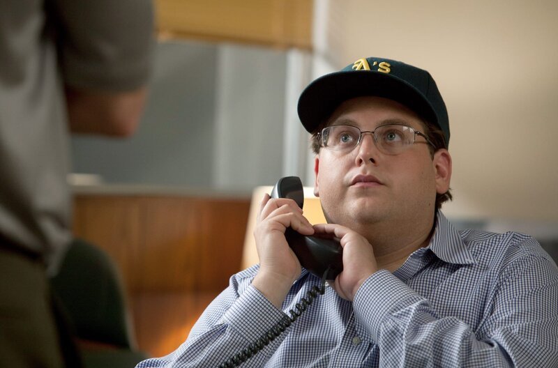 Peter Brand (Jonah Hill) überzeugt mit seiner neuen Strategie, die auf Statistik beruht. – Bild: arte Peter Brand (Jonah Hill) überzeugt mit seiner neuen Strategie, die auf Statistik beruht. – Bild: arte