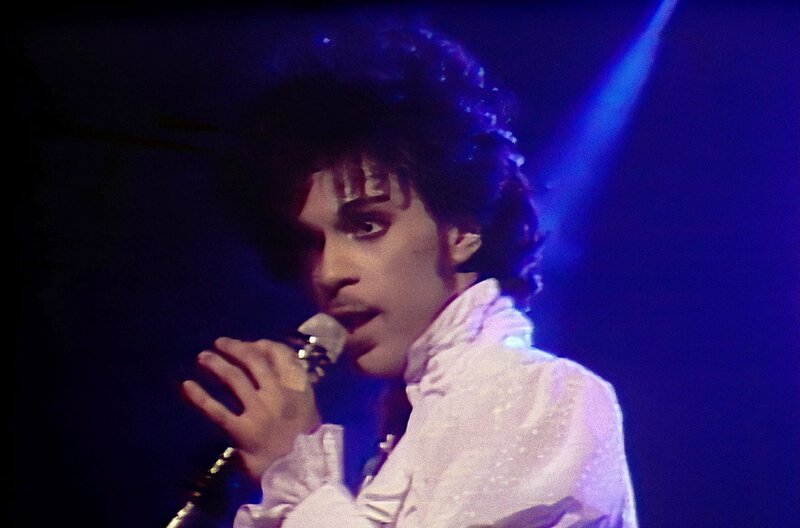 Während seiner berühmten „Purple Rain“-Tour trat Prince am 30. März 1985 vor 50.000 Zuschauern im Carrier Dome in Syracuse auf. – Bild: ARTE /​ © Sony Music Entertainment /​ © Sony Music Entertainment