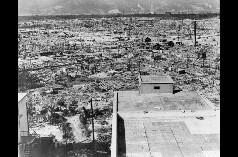 Die Atombombe “Little Boy“, die 1945 auf Hiroshima fiel, tötete über 100.000 Menschen und symbolisierte sowohl das Ende des Zweiten Weltkriegs als auch den Beginn des Atomzeitalters. – Bild: arte