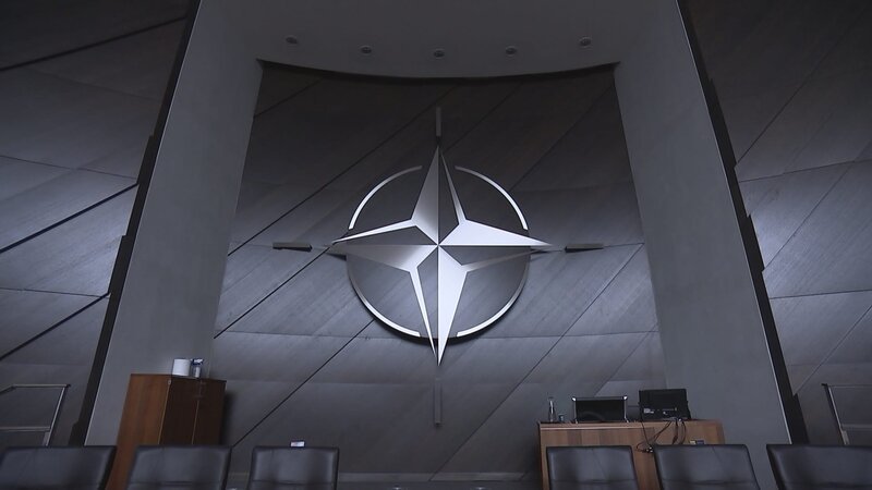 Gut abgeschirmt von der Außenwelt: der Sitzungssaal des Nordatlantikrates im Brüsseler Hauptquartier der NATO. – Bild: ZDF und Alexander Pindter./Alexander Pindter Gut abgeschirmt von der Außenwelt: der Sitzungssaal des Nordatlantikrates im Brüsseler Hauptquartier der NATO. – Bild: ZDF und Alexander Pindter./Alexander Pindter