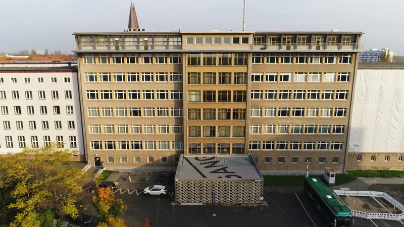 Zu DDR-Zeiten hatten hier nur Mitarbeiter Zutritt: die Stasi-Zentrale in Berlin-Lichtenberg. – Bild: ZDF und Elias Benkelmann./​Elias Benkelmann
