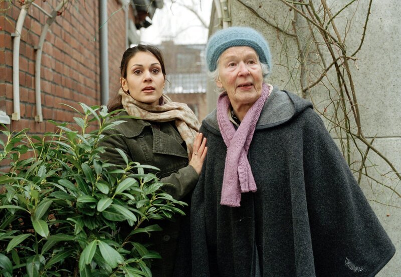 Yasmin (Burcu Dal, links) kümmert sich um Josefa Gras (Renate Delfs), eine verwirrte alte Dame. – Bild: MDR/​Marion von der Mehden