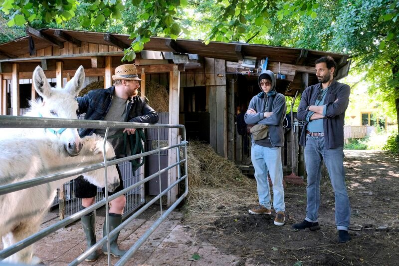 Von links: Henning (Michael Kranz), Felix (Yoran Leicher) und Marcel (Mehdi Nebbou). – Bild: BR Von links: Henning (Michael Kranz), Felix (Yoran Leicher) und Marcel (Mehdi Nebbou). – Bild: BR