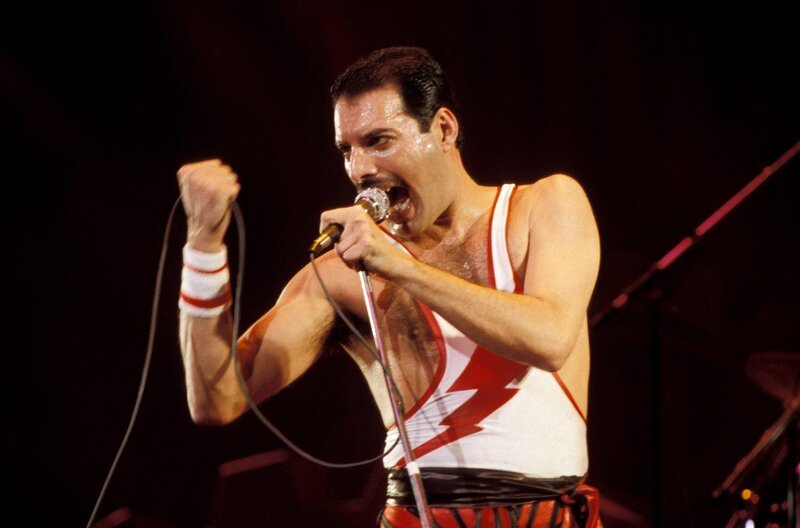 Freddie Mercury hielt seine Aids-Erkrankung bis kurz vor seinem Tod vor der Öffentlichkeit geheim. – Bild: Bob King/​Redferns/​Getty Images /​ © Bob King/​Redferns/​Getty Images