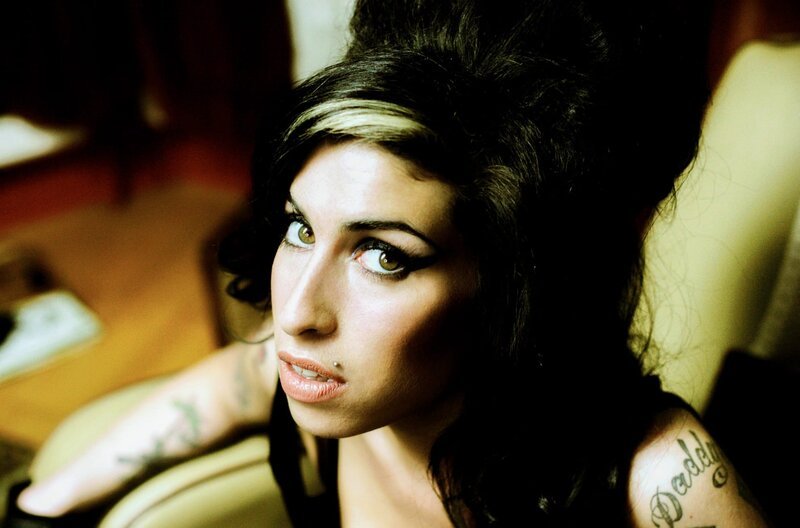 Trotz ihres skandalträchtigen Privatlebens mit Drogen- und Alkoholexzessen ging die Karriere von Amy Winehouse steil bergauf. – Bild: ARTE F / © Alex Lake / © Alex Lake Trotz ihres skandalträchtigen Privatlebens mit Drogen- und Alkoholexzessen ging die Karriere von Amy Winehouse steil bergauf. – Bild: ARTE F / © Alex Lake / © Alex Lake