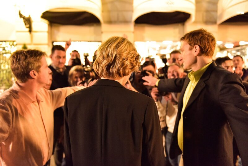 Dodis Bodyguards sind mit dem Presserummel um die Prinzessin von Wales hoffnungslos überfordert. Diana muss mit all ihrer Medienerfahrung erkannt haben, dass der romantische Abend mit Dodi unglücklich verläuft. – Bild: ZDF und Susanne Bernhard./Susanne Bernhard Dodis Bodyguards sind mit dem Presserummel um die Prinzessin von Wales hoffnungslos überfordert. Diana muss mit all ihrer Medienerfahrung erkannt haben, dass der romantische Abend mit Dodi unglücklich verläuft. – Bild: ZDF und Susanne Bernhard./Susanne Bernhard