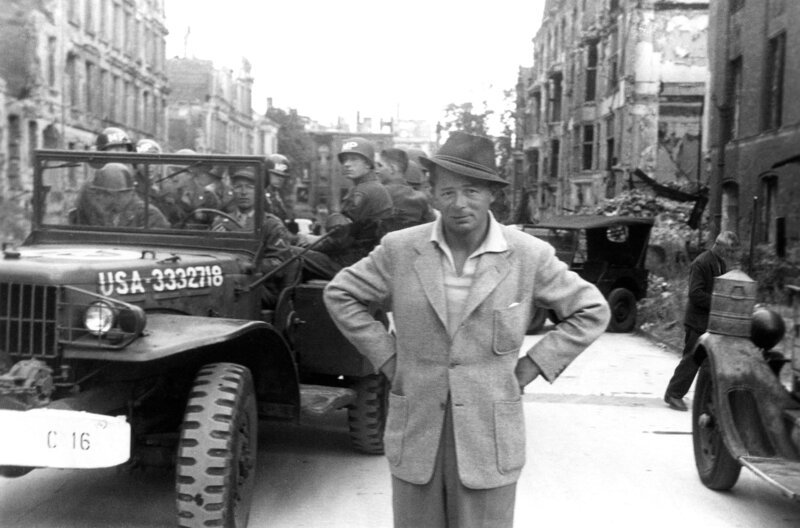 Um die Amerikaner vom Eintritt in den Zweiten Weltkrieg zu überzeugen, arbeiten einige von Hollywoods besten Regisseuren als Propagandisten für die US-Army – unter ihnen Billy Wilder. – Bild: arte Um die Amerikaner vom Eintritt in den Zweiten Weltkrieg zu überzeugen, arbeiten einige von Hollywoods besten Regisseuren als Propagandisten für die US-Army – unter ihnen Billy Wilder. – Bild: arte