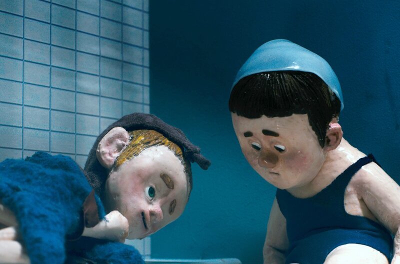 Im Schwimmbad kommt es zu einem folgenschweren Vorfall zwischen Julie und dem autistischen Emile … – Bild: arte Im Schwimmbad kommt es zu einem folgenschweren Vorfall zwischen Julie und dem autistischen Emile … – Bild: arte