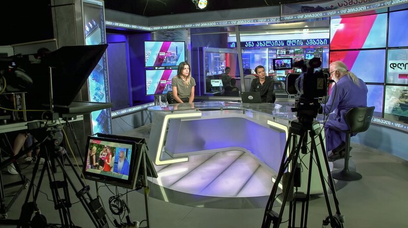 Aktivistin Ana im TV-Studio in Georgien – Bild: MDR/Wintergarten Film Aktivistin Ana im TV-Studio in Georgien – Bild: MDR/Wintergarten Film