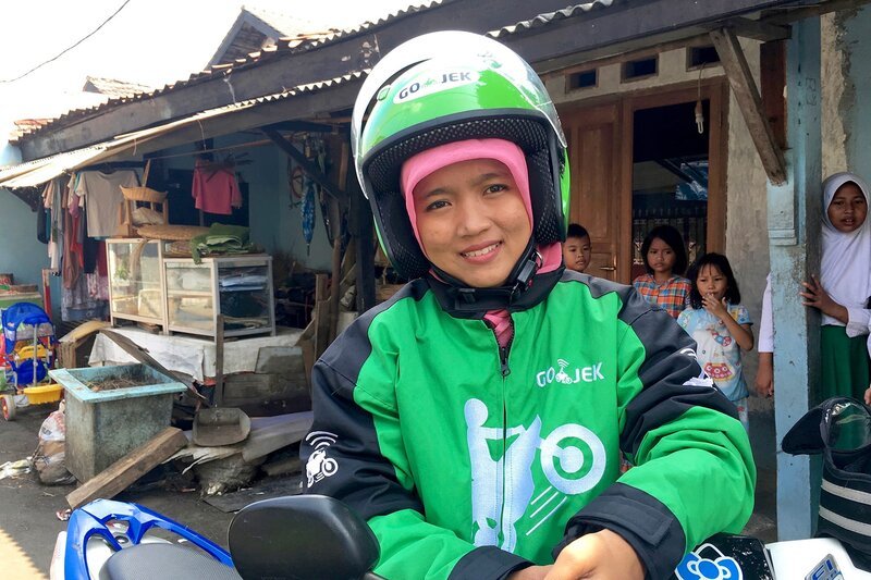 Hassana ist seit einem Jahr Motorradtaxifahrerin. Sie fährt für Gojek, einen der größten Anbieter in Jakarta. – Bild: arte