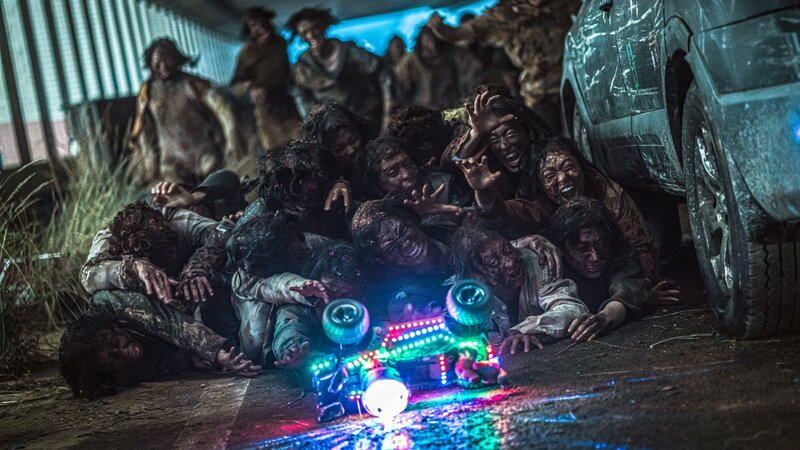 Die Zombies reagieren auf das ferngesteuerte blinkende Spielzeugauto.. – Bild: RTL Zwei