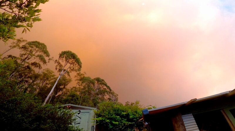 Waldbrände in Goongerah in East Gippsland, Victoria: Australien erlebt sechsmal mehr Tage über 39 Grad als noch vor sechzig Jahren, was die Gefahr von Waldbränden deutlich erhöht. – Bild: WDR/​BBC